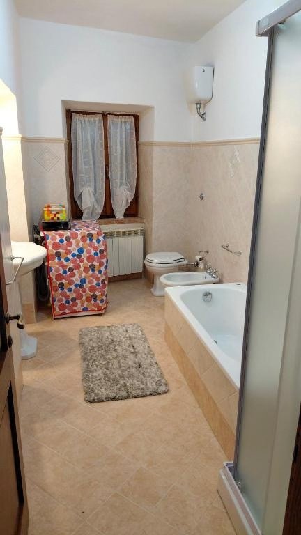 Bagno con finestra e vasca