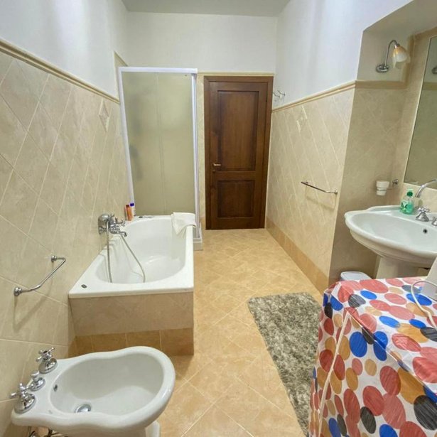 Bagno con vasca e bidet
