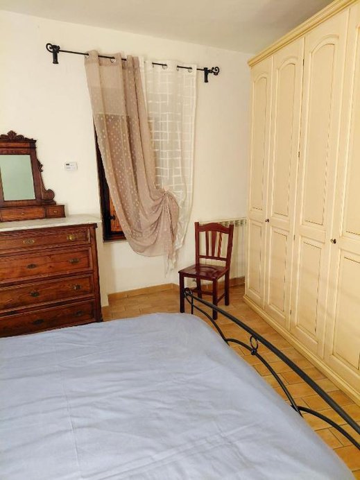 Camera con armadio e cassettone antico