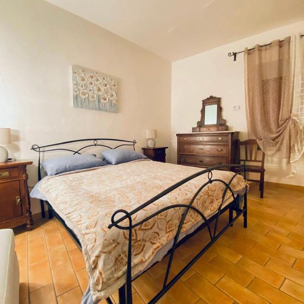 Camera da letto con letto in ferro battuto