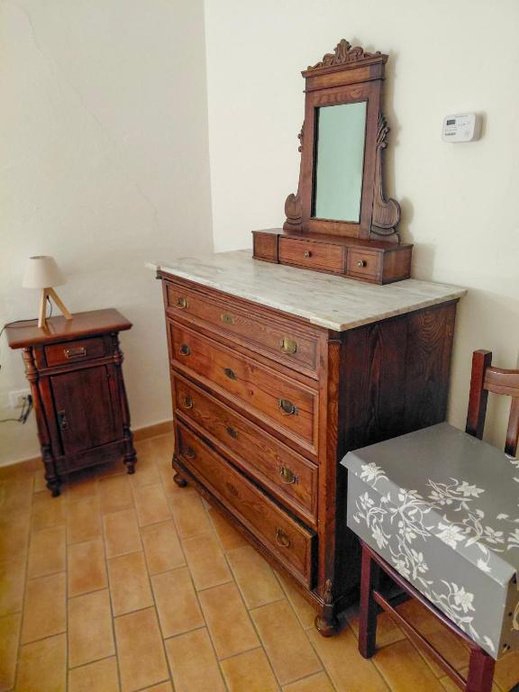 Cassettone antico con specchio