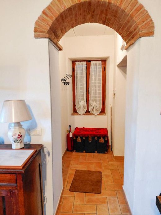 L’ingresso con arco in mattoni