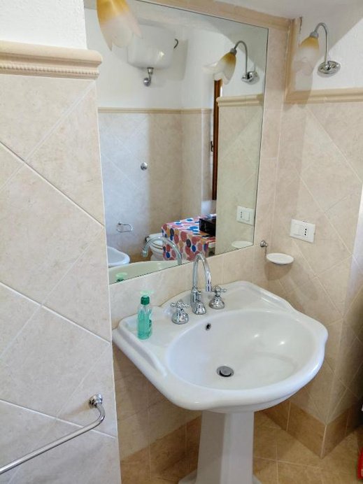 Lavabo a colonna con specchio
