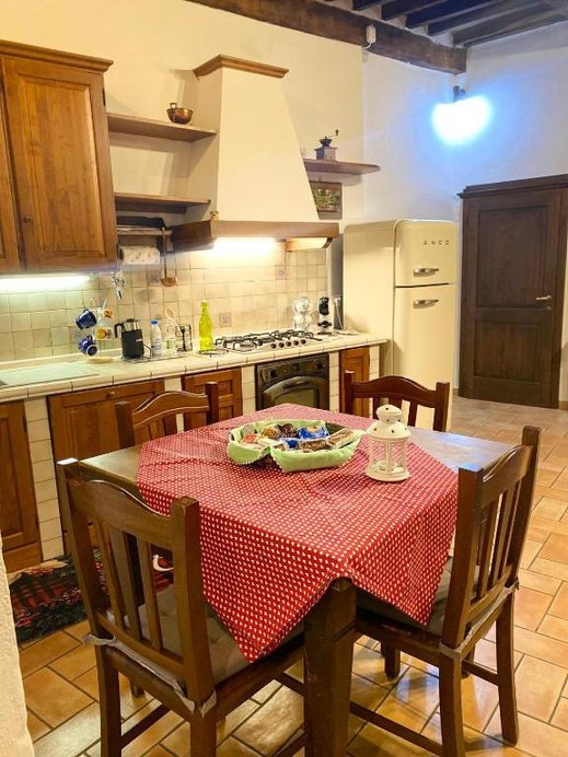 Tavolo da pranzo accanto alla cucina