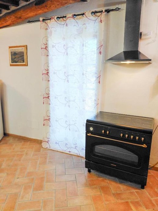 Cucina con forno e cappa