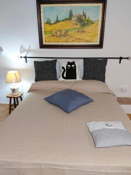 Il letto con cuscini e lampada