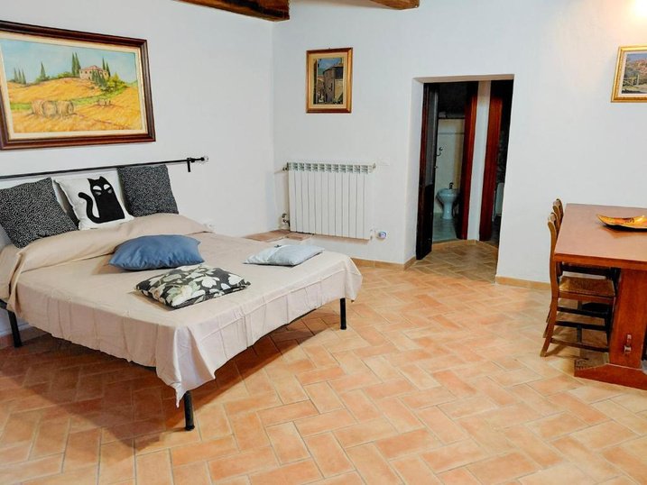 Open space con letto matrimoniale e tavolo