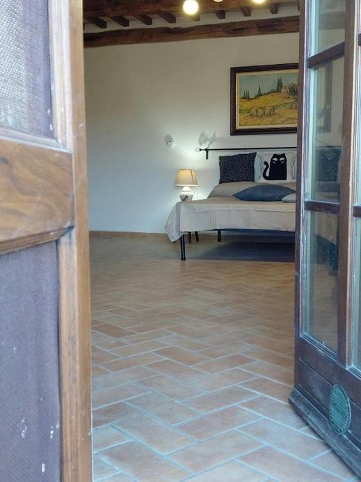 La camera vista dalla porta d’ingresso