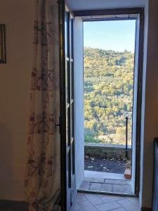 Porta finestra con vista sulle colline