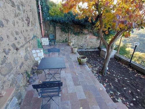 Terrazza privata con tavolino e sedie