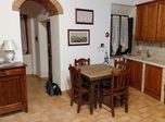 Zona pranzo e arco in mattoni verso l’ingresso