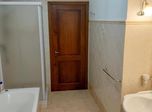 Bagno con doccia, vasca e lavabo