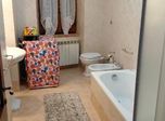 Bagno con finestra e vasca