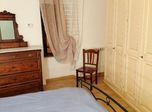 Camera con armadio e cassettone antico