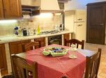 Tavolo da pranzo accanto alla cucina