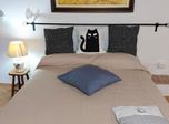 Il letto con cuscini e lampada