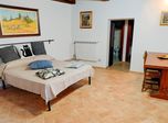 Open space con letto matrimoniale e tavolo