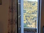Porta finestra con vista sulle colline