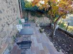 Terrazza privata con tavolino e sedie
